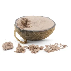 Gefüllte Kokosnuss mit Erdnussbutter, halb